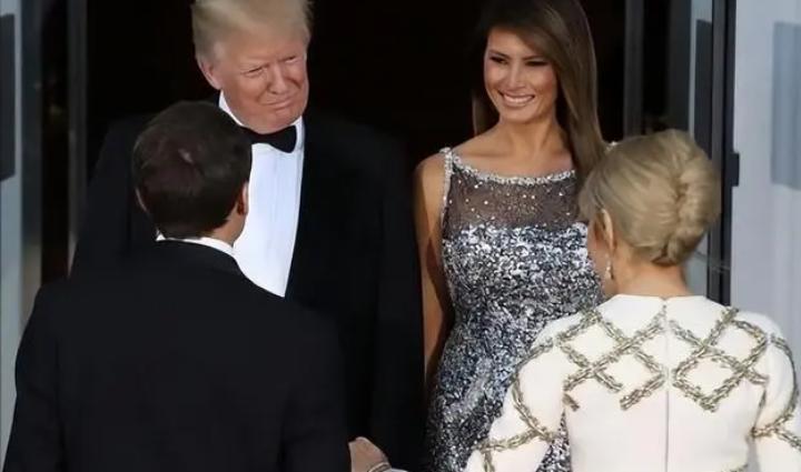 特朗普对着布丽吉特露出招牌式笑容，他夫人对马克龙露出迷人的笑容。大概是同龄人见同