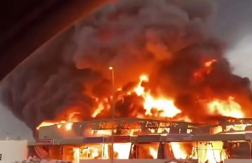 迪拜还不收手，这是无人机撞上迪拜国际机场的油罐场景。 迪拜国际机场作为全球最