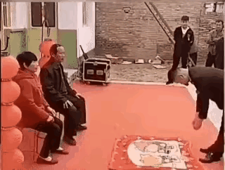 结婚大喜的日子，按规矩新郎得好好拜见岳父岳母，本来是喜庆又庄重的场面，结果礼还没