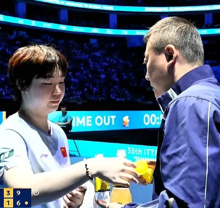 核心主力位置？细心的球迷朋友在本届新加坡大满贯女单赛场发现一个问题，蒯曼的场外指