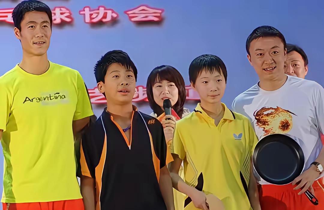 12年前，王曼昱还未进国家二队时与国乒主力王励勤、马琳留下的合影。1