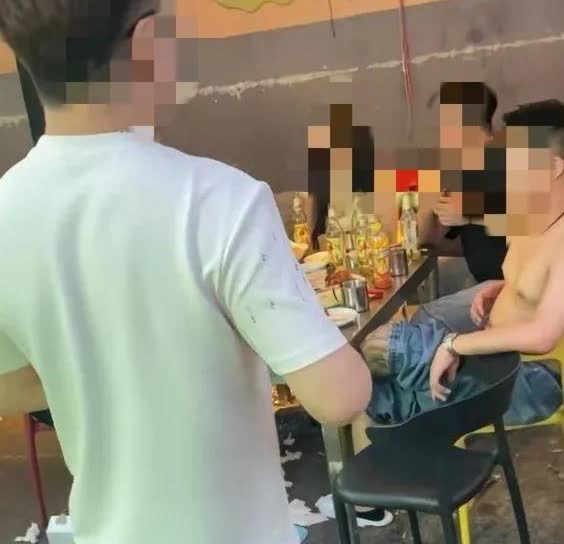 辽宁街头三个女子吃烧烤没钱买单。只有两百多元饭钱，这如何是好。女