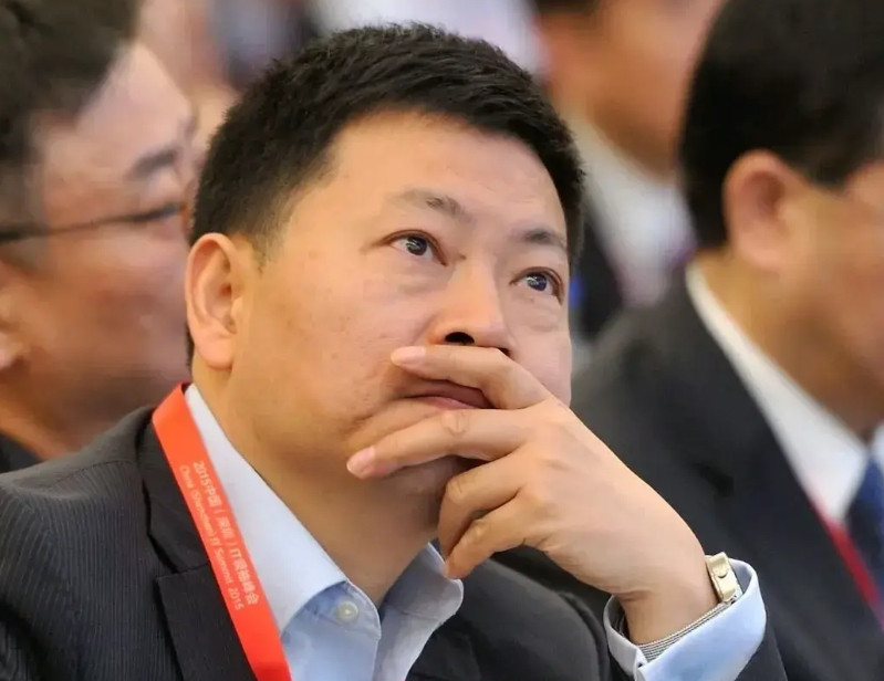 余承东称问界M7将完全超越丰田埃尔法，表现在车身材料升级。他指出，新款问界M