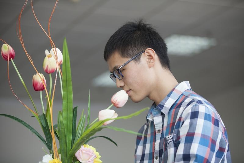 一朋友和大学老师好上了，可能是表现太强了，这大学老师每天都约他，搞得他不胜其烦。