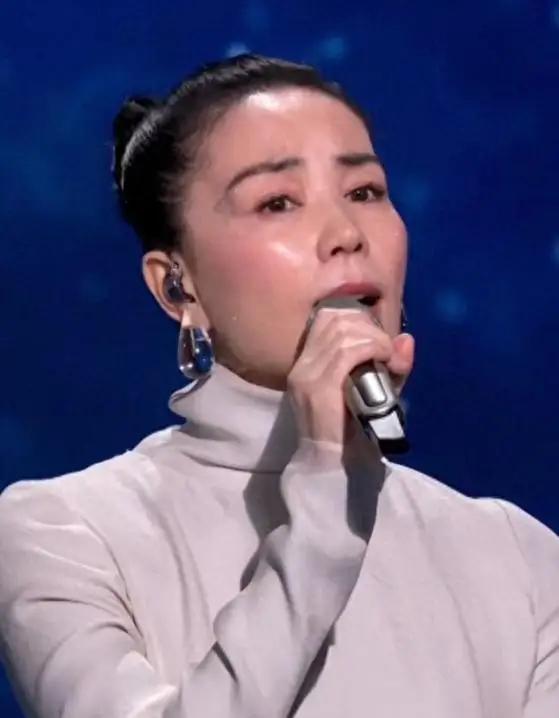 不谈唱功！央媒锐评王菲春晚表演，一句话定调内核王菲2026春晚，一曲《你我经