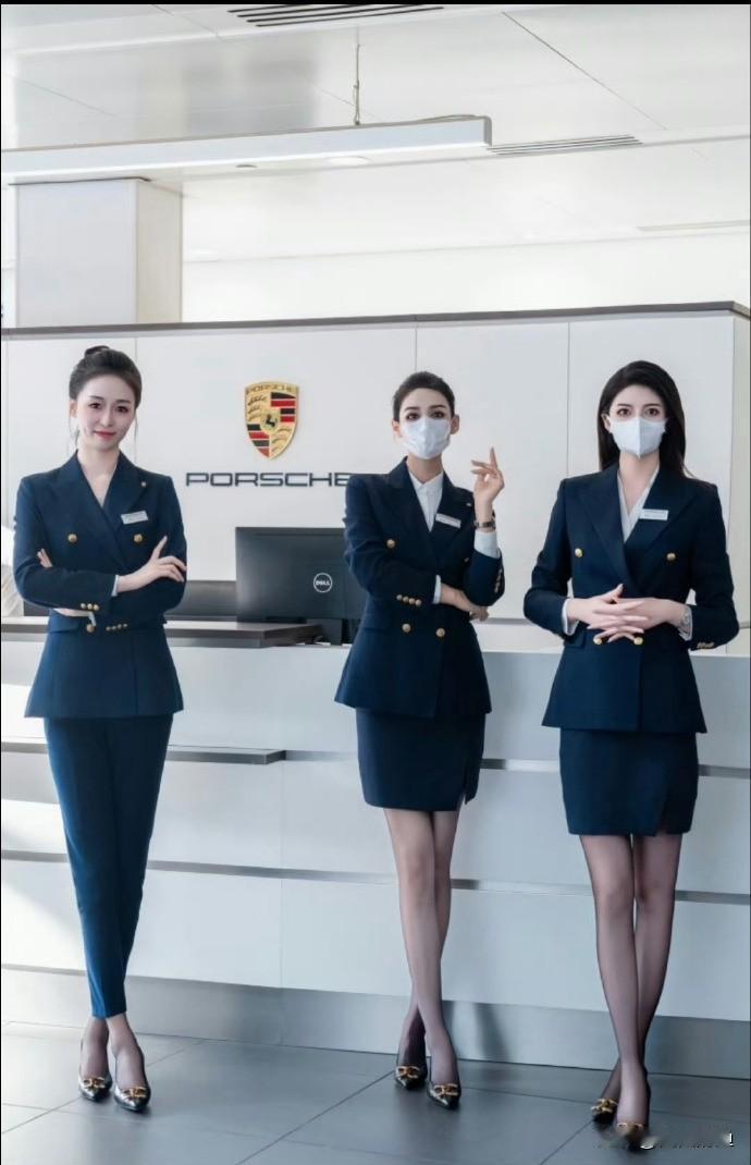 网上看到这一组照片，保时捷三姐妹这是转行去卖尊界了！这事儿传得挺热闹，得说她们的