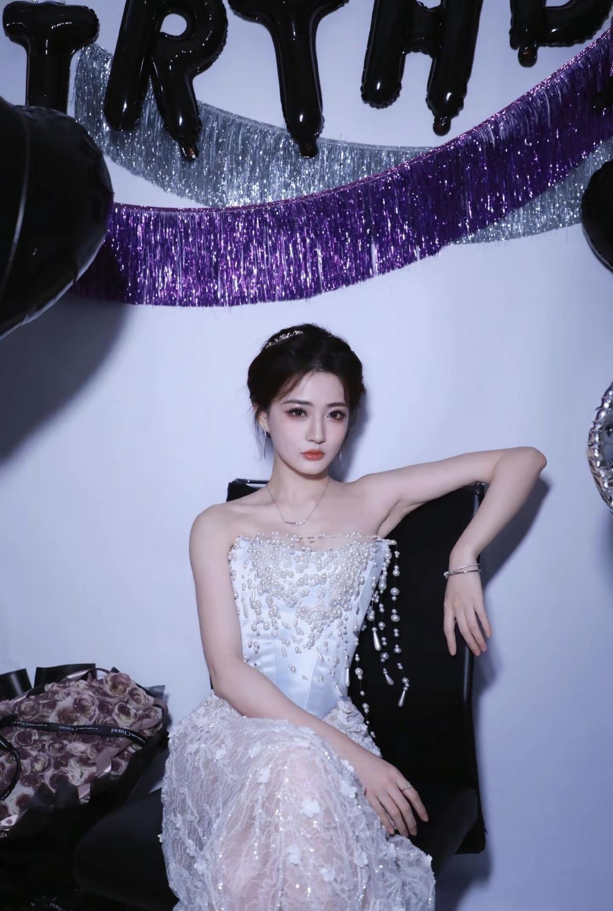 白色抹胸小露香肩，徐璐这一身，是公主的生日加冕礼[比心]温柔了岁月的白月光，说的