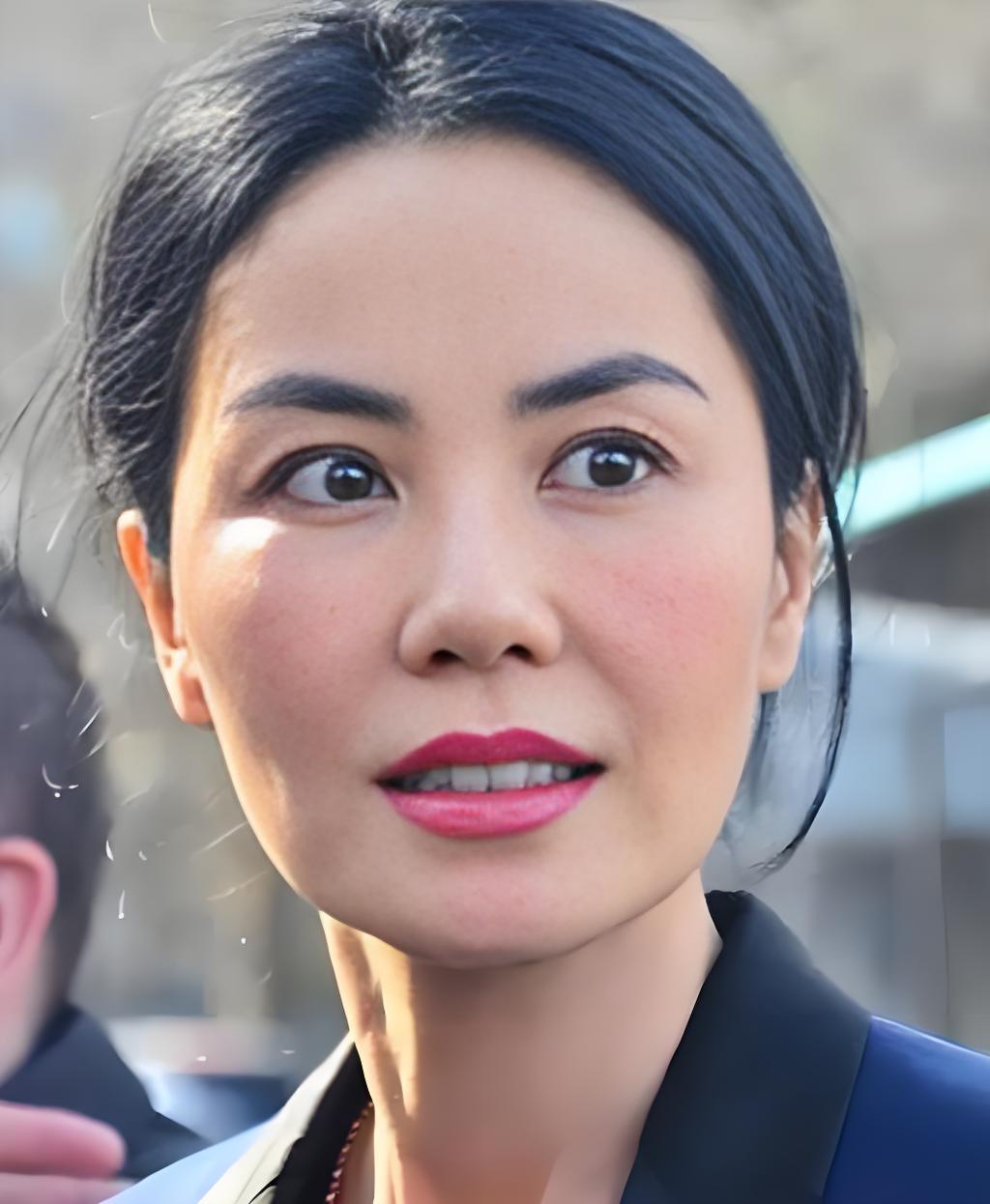 为什么55岁的王菲能让谢霆锋偏爱整整25年？前几天那个刷屏的演唱会上，镜头定格