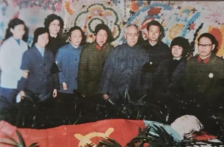 这画面看着令人泪目，这是1984年4月贺子珍的遗体告别灵堂。身旁站的有哥哥贺敏学