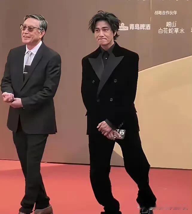 从外形上来看，王晓的颜值比陈坤高，西装笔挺的外表俊朗，陈坤就是偶像包袱太严重了，