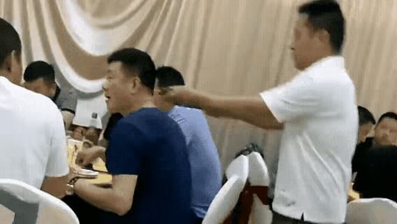 在这么多人的场合，开这种玩笑，明显就是拿对方没当一回事，就是拿对方耍着玩，这就是