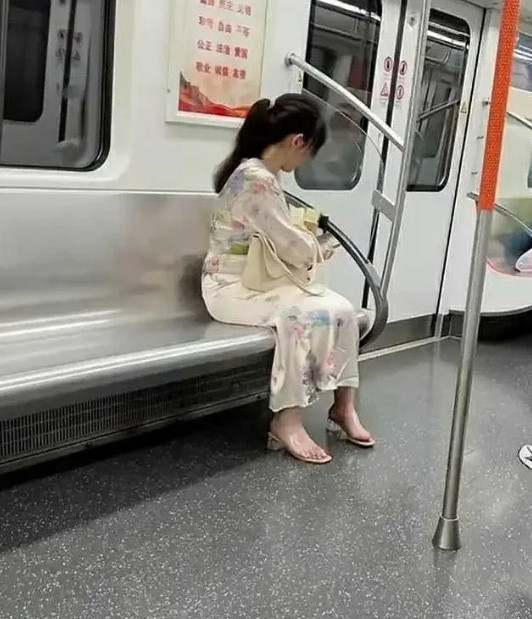 舔狗不分男女！