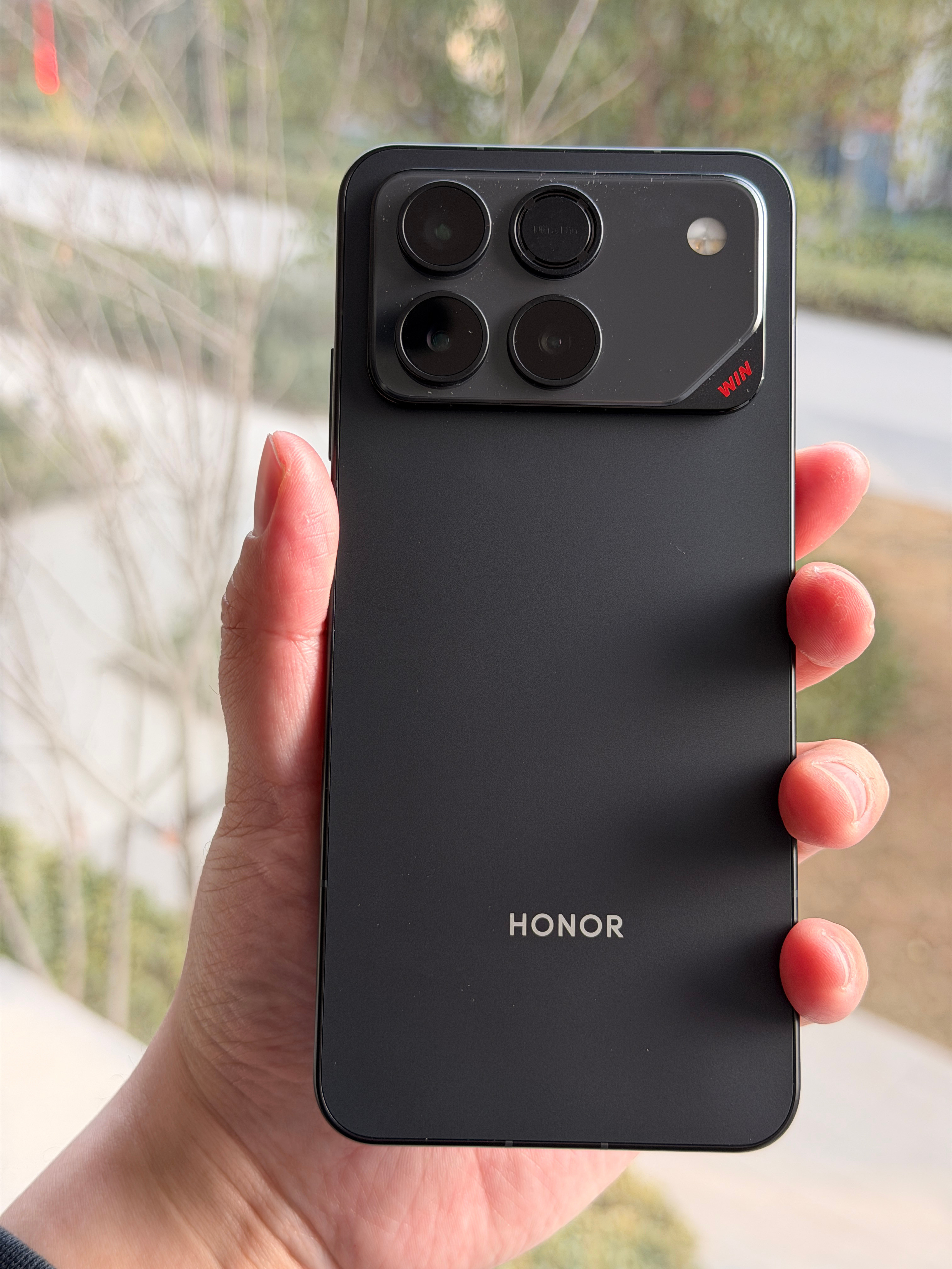 荣耀WIN给我最大的惊喜不是强劲的性能也不是东风涡轮散热风扇而是10000毫安时