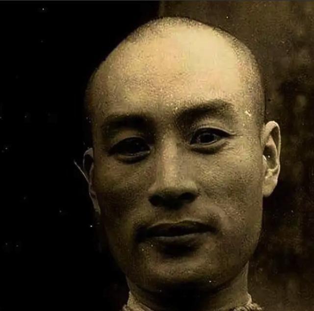1950年台湾，聂曦的副官被处决后，家人不敢领骨灰。远房亲戚杨韵清站出来，冒充亲