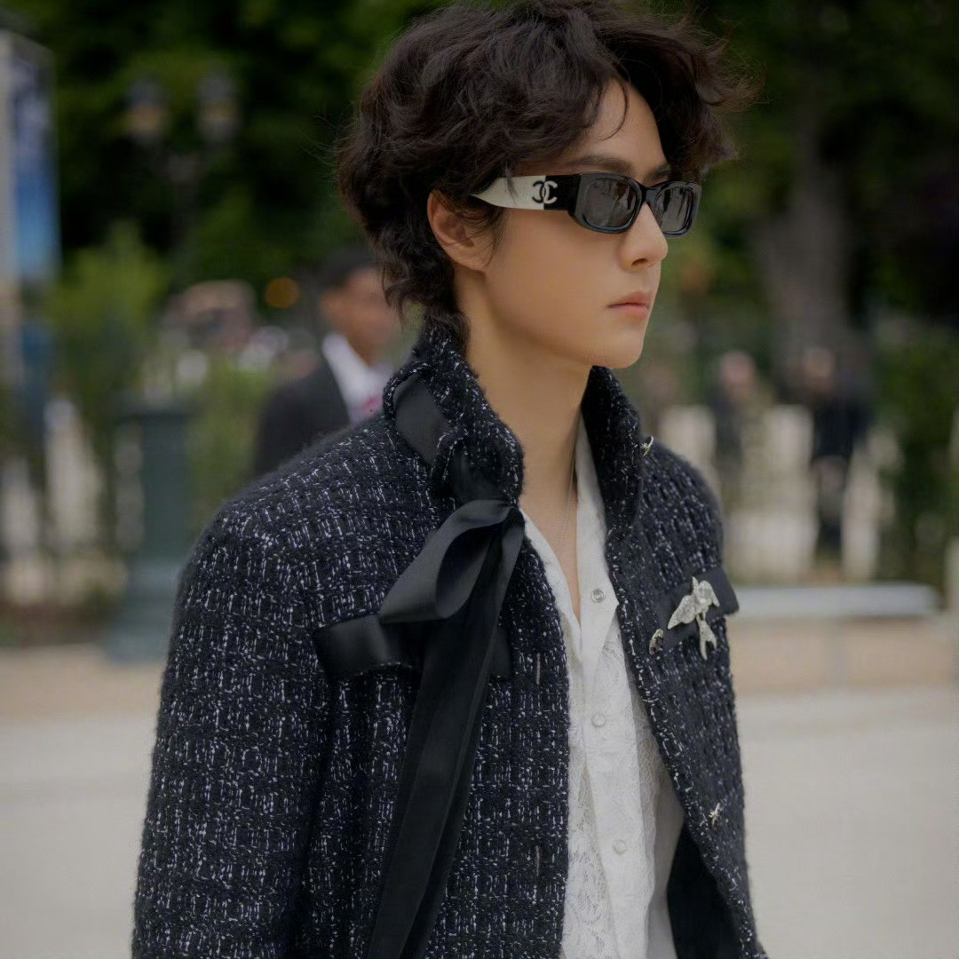 大秀直击香奈儿2026秋冬系列时装秀正式揭幕前，品牌释出的几张预告照已经悄悄营