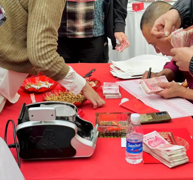 8年前我结婚，同事给我随了800块礼金。我离职之后，我们没联系过。前天他忽然给我
