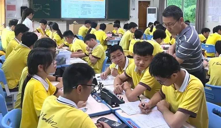 初中生暑假，这6种行为中占了2个，开学大概率要掉队！1、每天接触手机的时间超