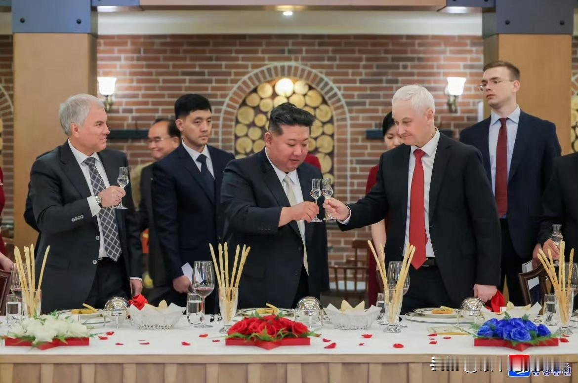 请注意看，保镖的眼神！是不是挺有意思的？此前，朝鲜在平壤开设了一座纪念馆，