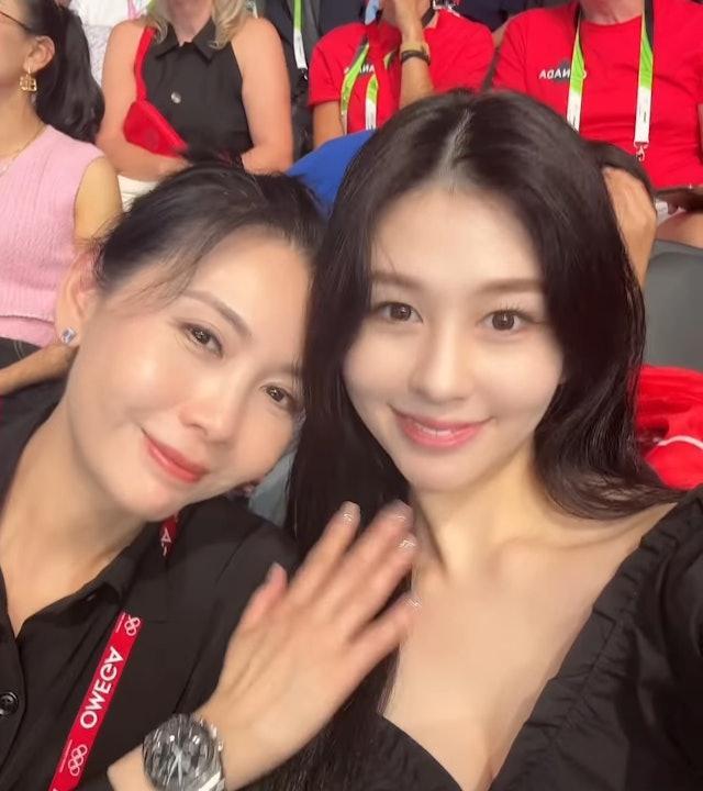 56岁邱淑贞孖两女儿同游西安似姊妹，沉日愈大愈靓不输家姐沉月！90年代性感女神