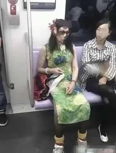老太太穿的像小姑娘，脸上的化妆粉底很厚，绿色大花裙子，丝光腿袜，头上戴朵花、鼻梁