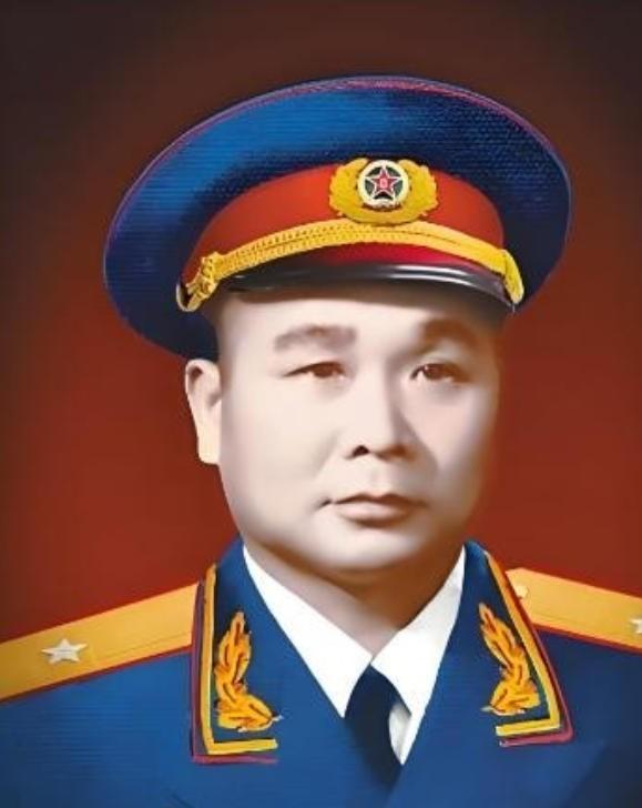 1946年，解放军为投诚的2000土匪设宴接风。席间，匪首脱下大衣，顺手挂到墙上