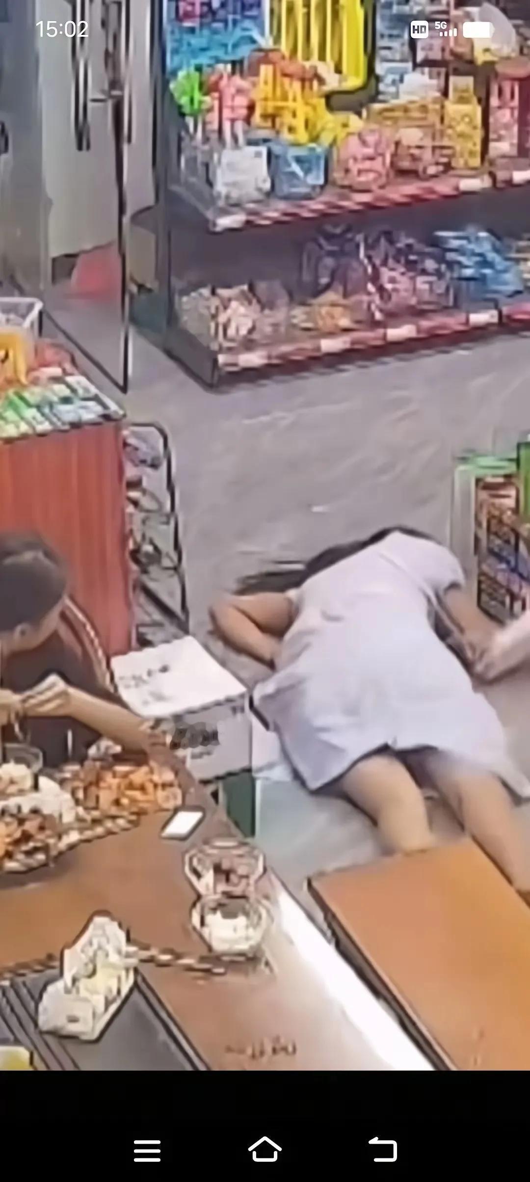 这事儿看得人心里揪得慌！刚吃完饭的功夫，母女俩就阴阳相隔，这速度快得让人根本来不
