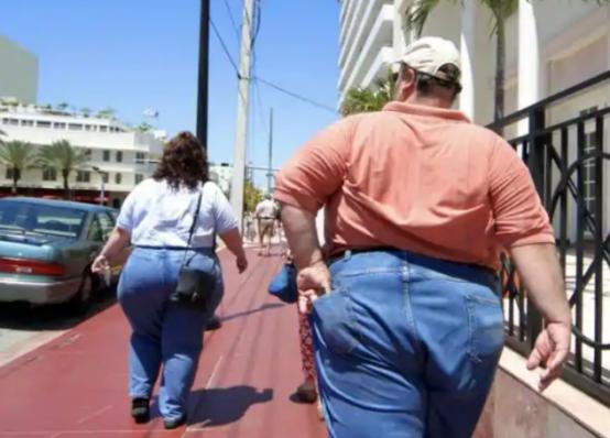 在美国，如果你看到一些身体肥胖、屁股很大、全身肉多的人，基本上可以确定是穷人。而