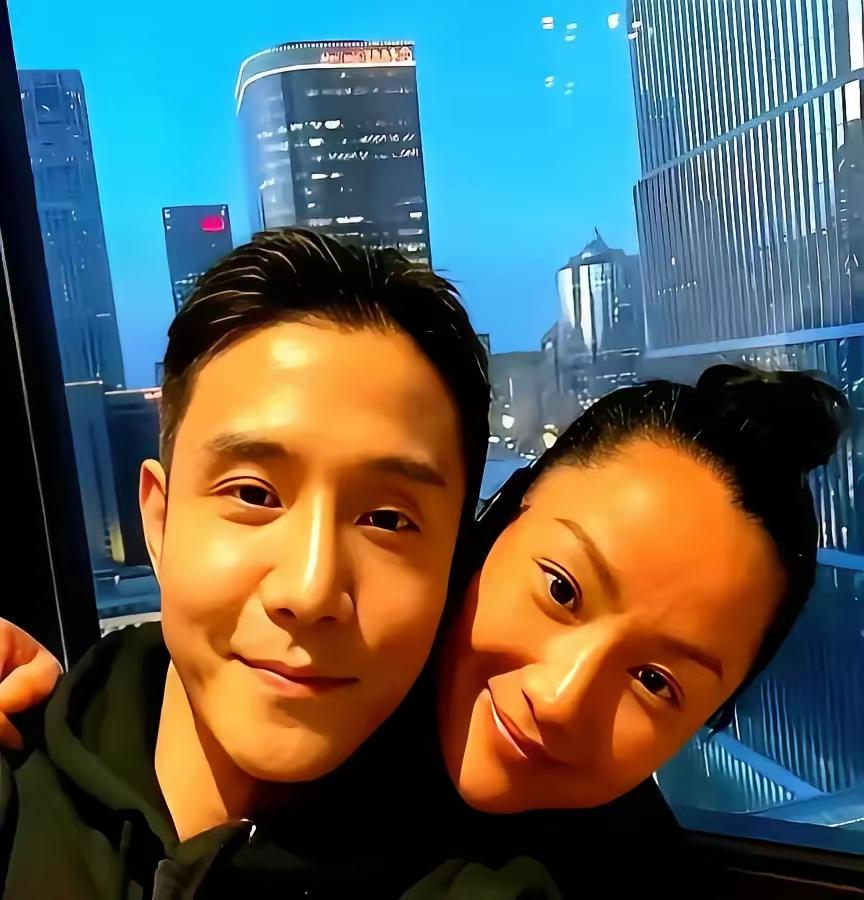 52岁瞿颖和她的现任男友。据悉，超模瞿颖并没有和同为超模的胡兵在一起，胡兵到目