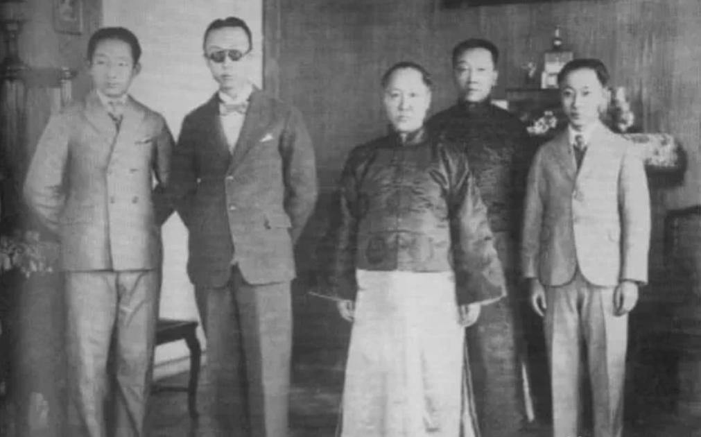 1949年北平解放，载沣将家人全部叫到一起，废除王府沿袭多年的请安制，然后对家人