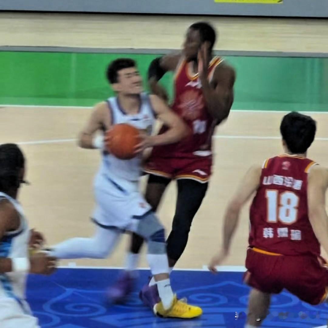 孙铭徽是怎么受的伤，篮球记者透露：突破踩到了迪亚洛崴脚了！恕我直言，根据慢动作观