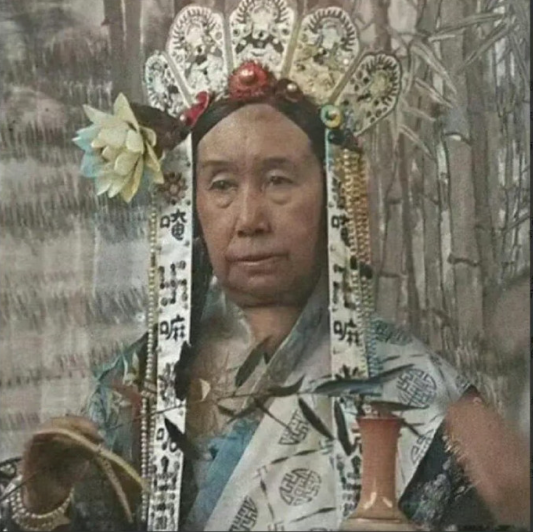 老照片图1是慈禧六十大寿，命洋人拍摄的真实照图2是有才的网友p图