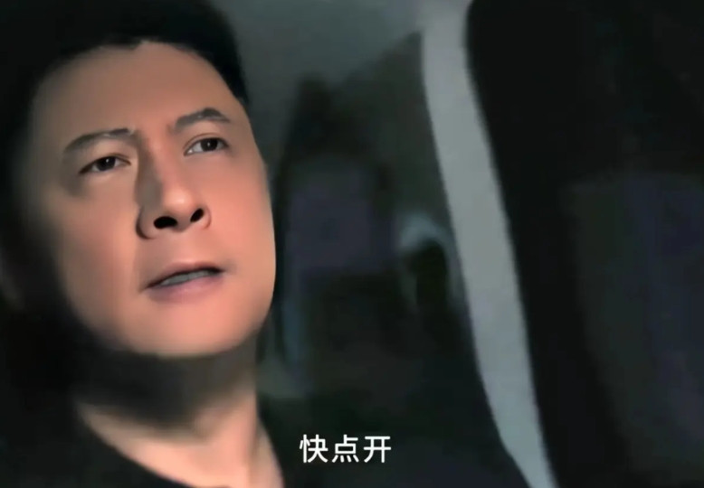 《以法之名》从天龙集团出来的王彧，开着车逃也似的快速离开，因为他已经嗅到了危险。