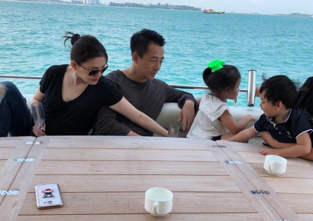 其实大S生完二胎之后，状态并没有大家说的那么差。看她2019年8月份带着两个孩子