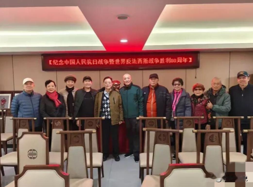 四野后代联谊会有一个不成文的规矩，那就是在每次聚会时，嘉宾们都会默契地按照父辈级