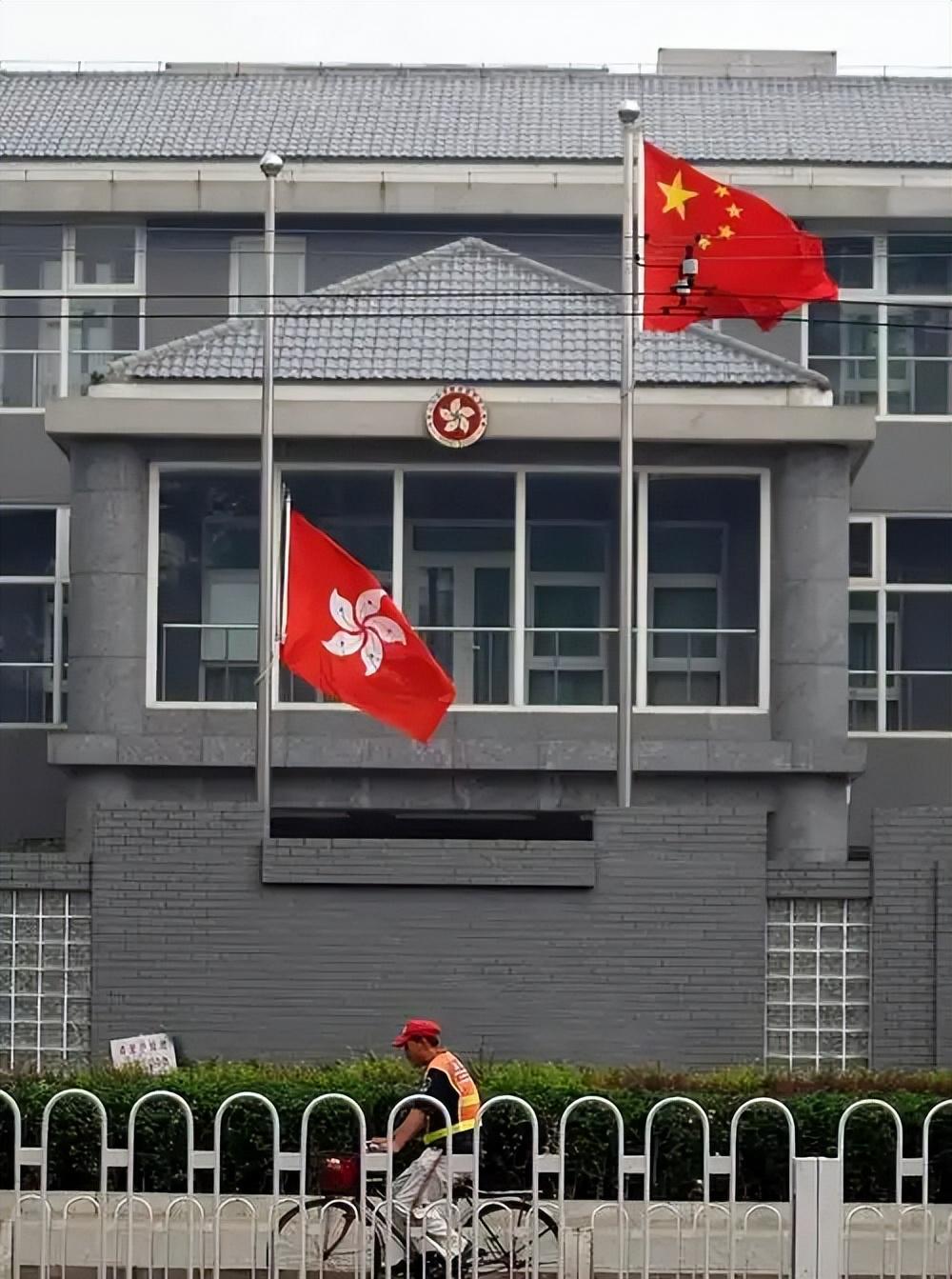 搞不明白，香港既不向中央纳税，又没有中央财政拨款，还不发地方债，钱到底从而哪里来