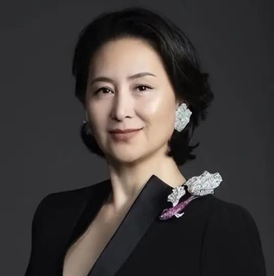 何超琼身边有十名保镖、四名保姆，其中一名保姆叫晶姐，跟随她四十八年，到了老年，双