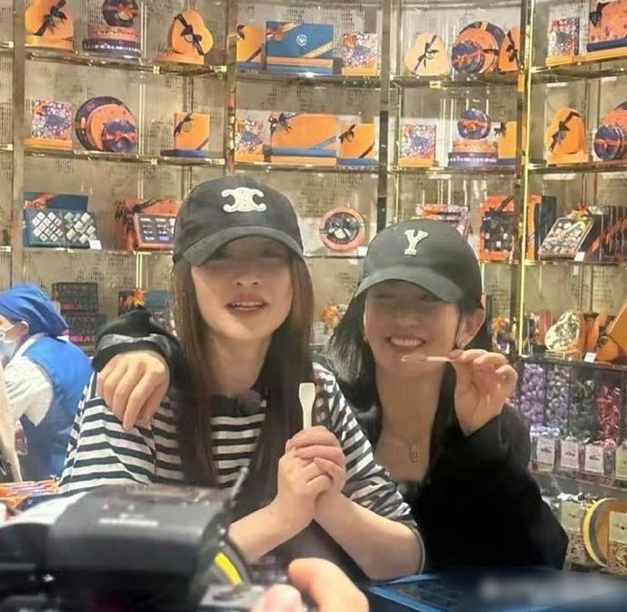 最近李小冉和谢娜一起逛街，两位走在街上很有姐妹范儿，都特别的有魅力。李小冉上