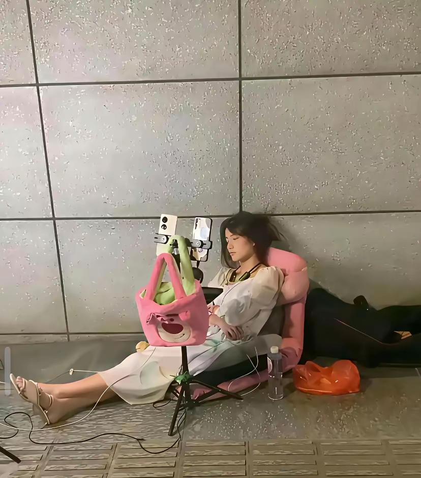 谁能告诉我为什么会有三更半夜的户外女主播？是因为打反差吗？半夜街头全是户外女主播