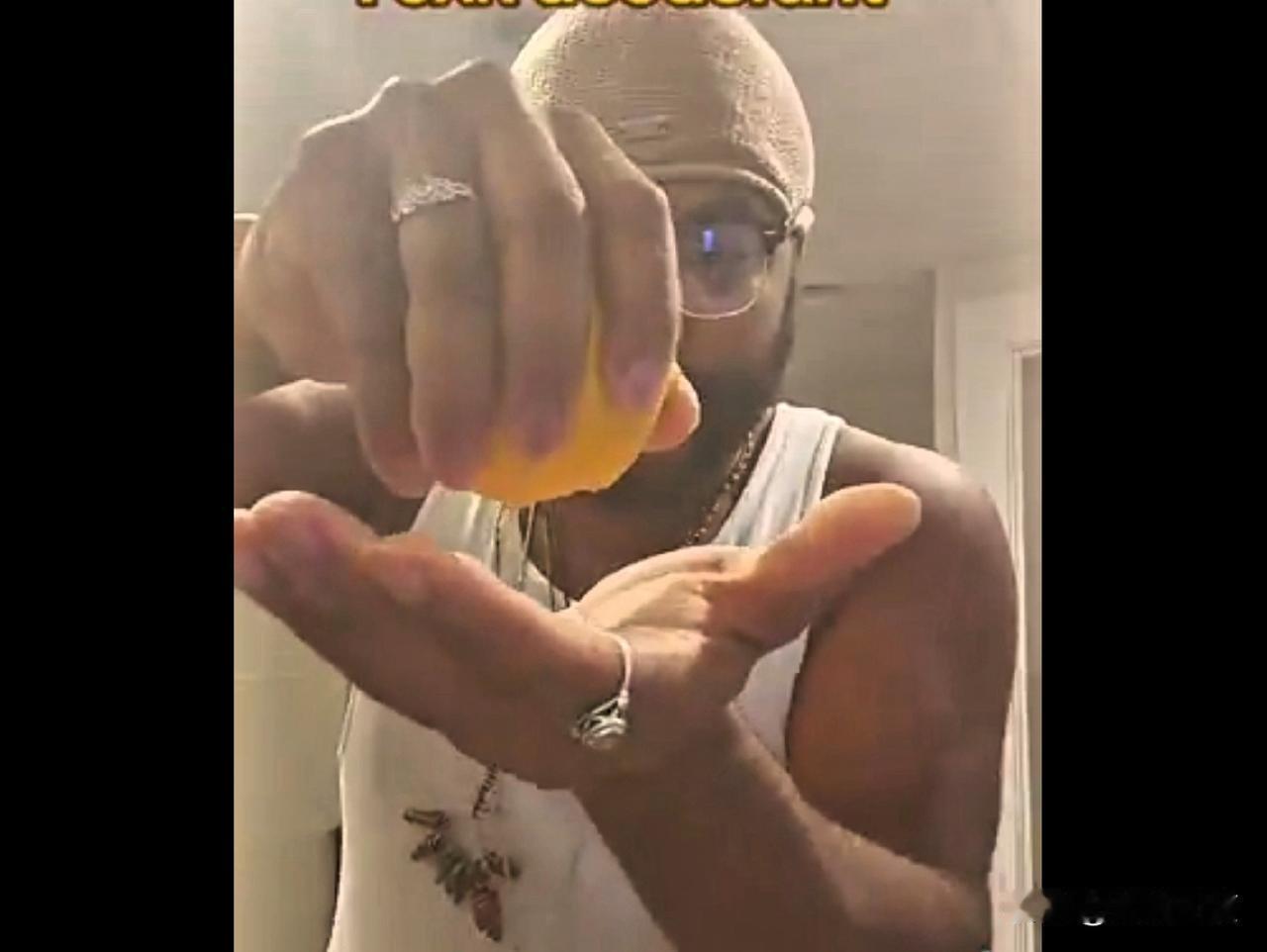 西方人在身体除臭剂这种每日必需品上，真是煞费苦心：有一美国哥们发现使用柠檬手动榨