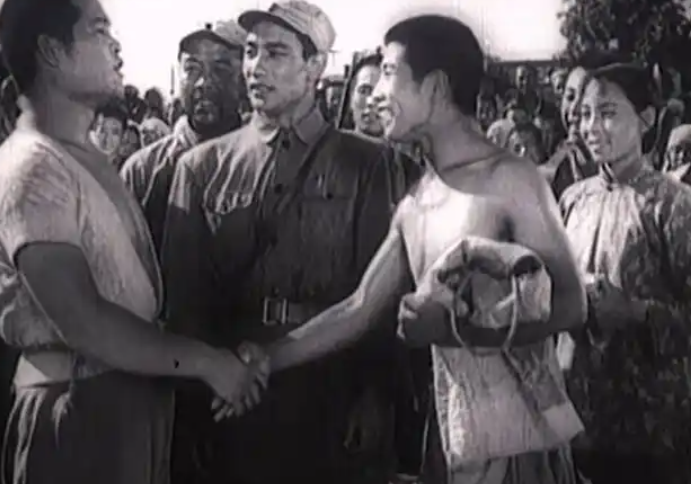 1942年，16岁的八路军小战士宋双来，在送信回去途中，遭遇了日伪军的骑兵。情急