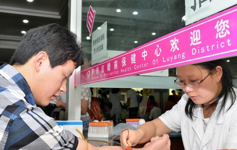 女子跟男友去做婚前体检，护士趁他尿检时偷偷递女子纸条说：“快分手！”回到家打开纸