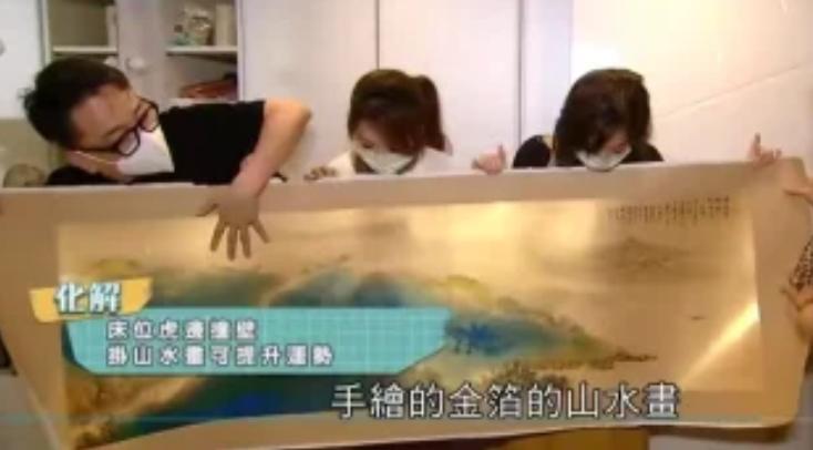 卧室风水：要头后无窗，脚前无门，两侧无厕，上无灯刀，床下无杂物。破解之法：采取