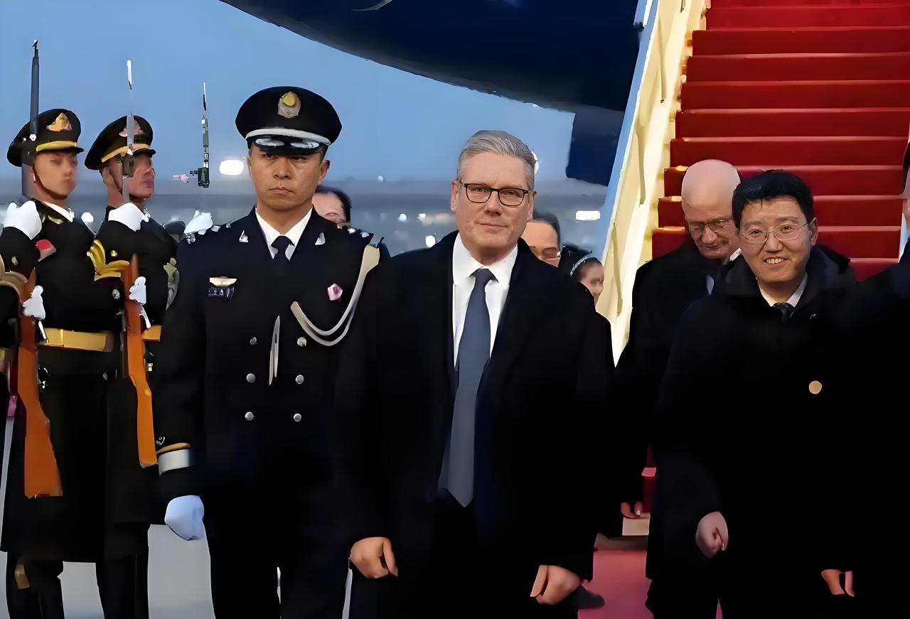 从斯塔默访华后身上发生的一切，可见英国对中国偏见和误解有多深，排华势力有多么严重