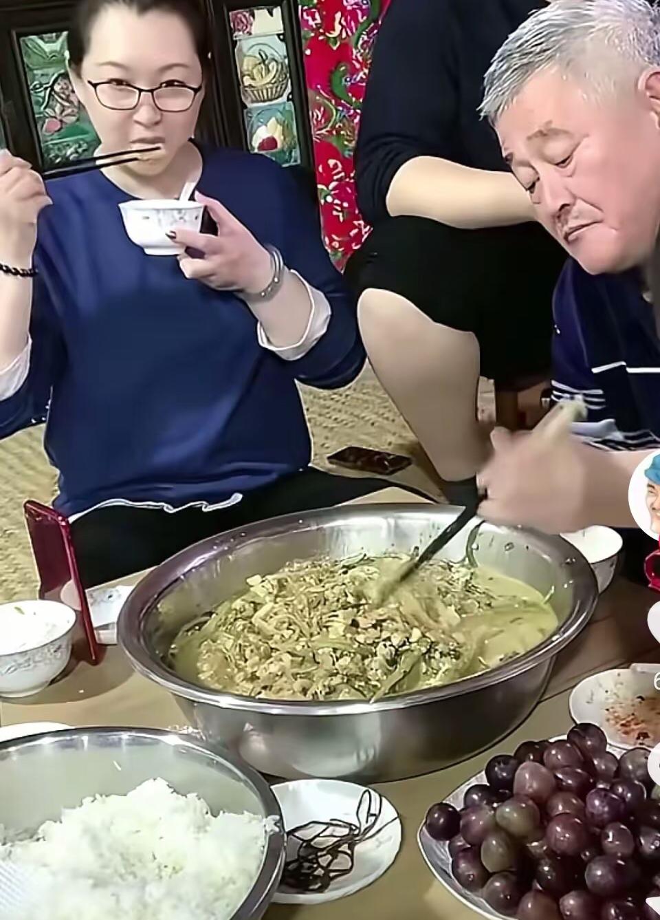 闫学晶老师，您且瞧瞧赵本山一家的伙食！满满当当的大盆菜，看着就接地气。论家底，赵