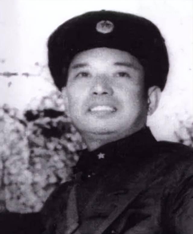 1982年，开国少将尤太忠视察部队，见一副团长好生眼熟，暗骂一句大事不好，立刻打