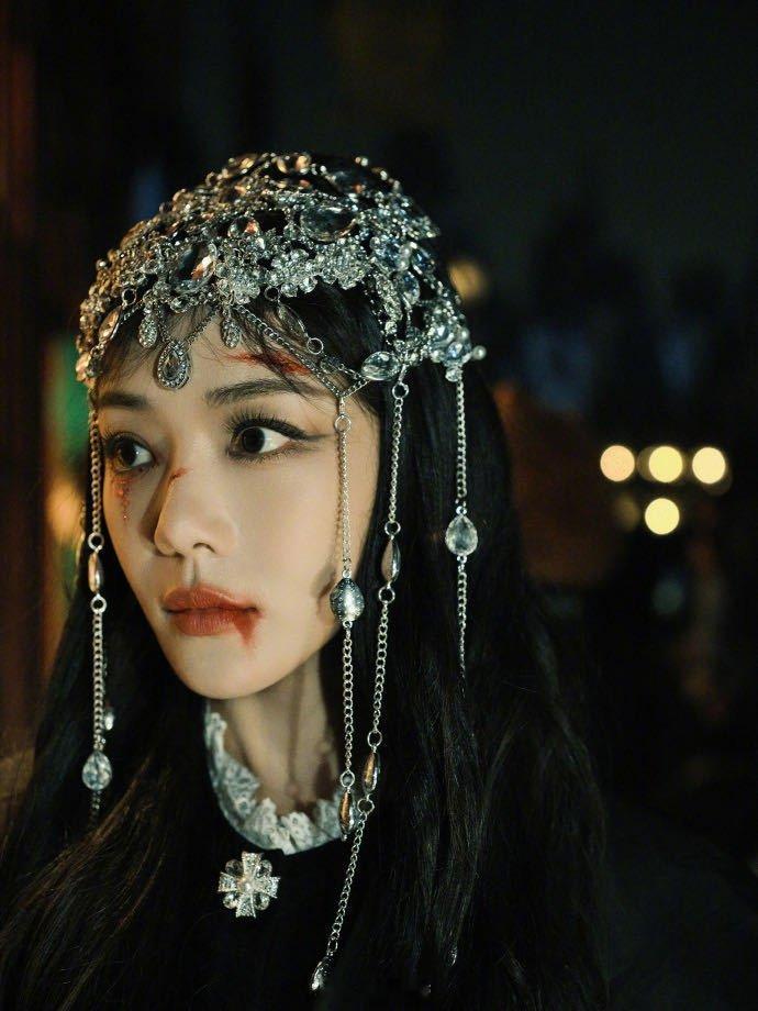 邓家佳cos暗黑女巫救命!邓家佳这波万圣节cos直接杀疯了!纯黑哥特斗篷自带神