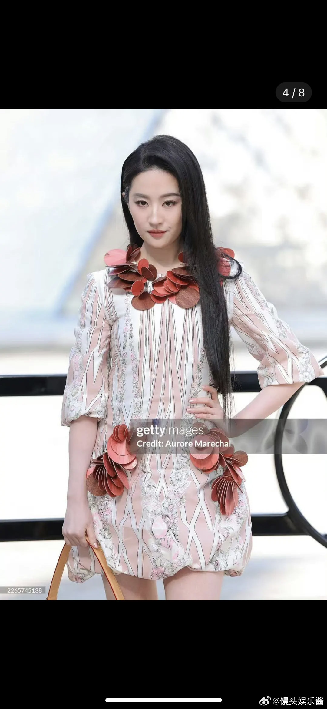 刘亦菲巴黎时装周LV造型总结：最丑的衣服穿到最大的场合