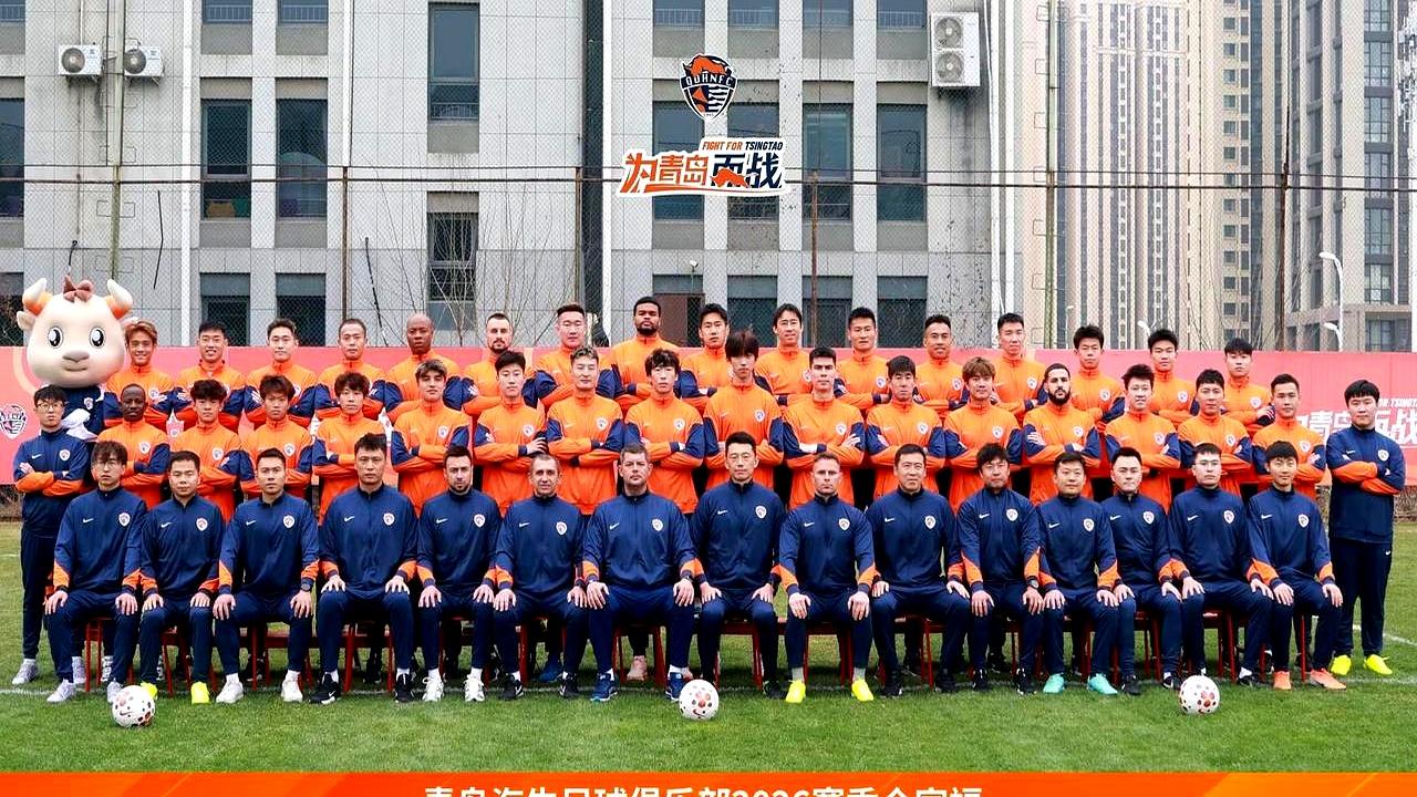 昨天刚落地青岛胶东机场，我直接把海牛球衣套在了羽绒服外面。今年队里负7分起步