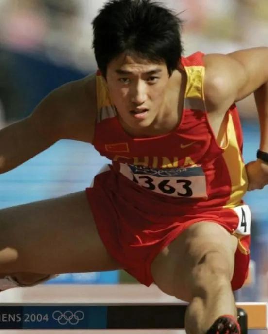 刘翔当年奥运拿金牌，上海直接奖励两套黄金地段房子，他转头就把其中一套送给了恩师孙