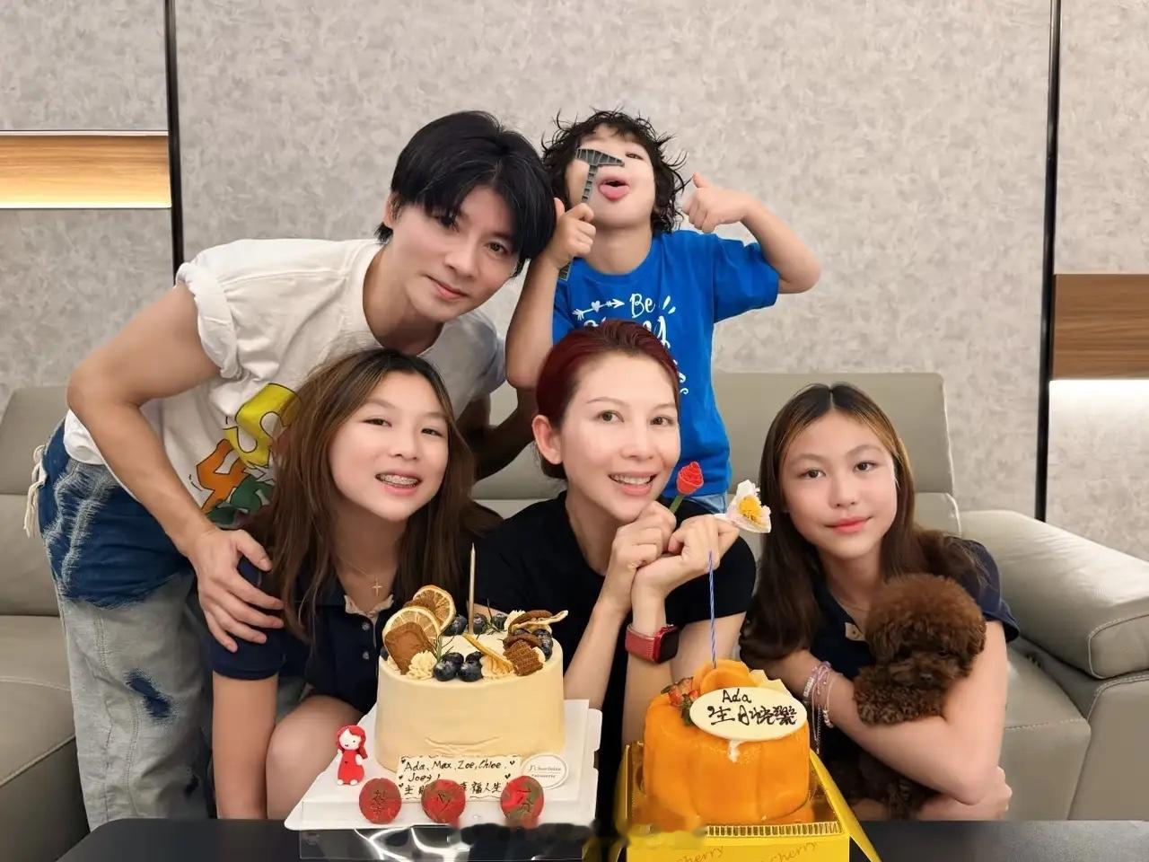 蔡少芬晒生日照片，全家人和好闺蜜陈法蓉为她庆祝生日！她儿子鱼蛋是个小卷毛哎，好可